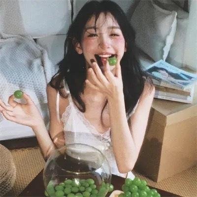 穿风信子蓝的少女